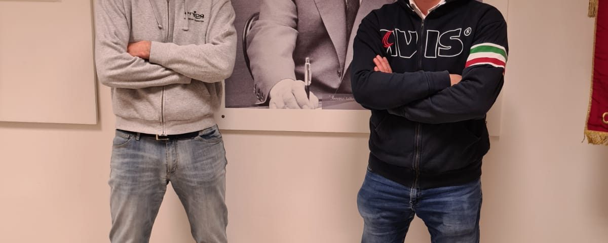 Matteo Gerli (a sx) e Carlo Assi (a dx) sotto lo sguardo vigile di Vittorio Formentano, fondatore dell'AVIS.